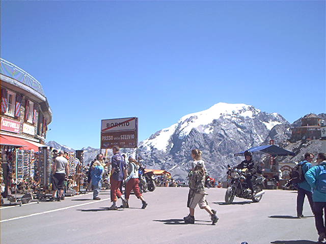 Beschreibung: Macintosh HD:Users:golfbear:Desktop:Graf-Online:Material:Bike_Pics:2004-69 Stilfserjoch.JPG